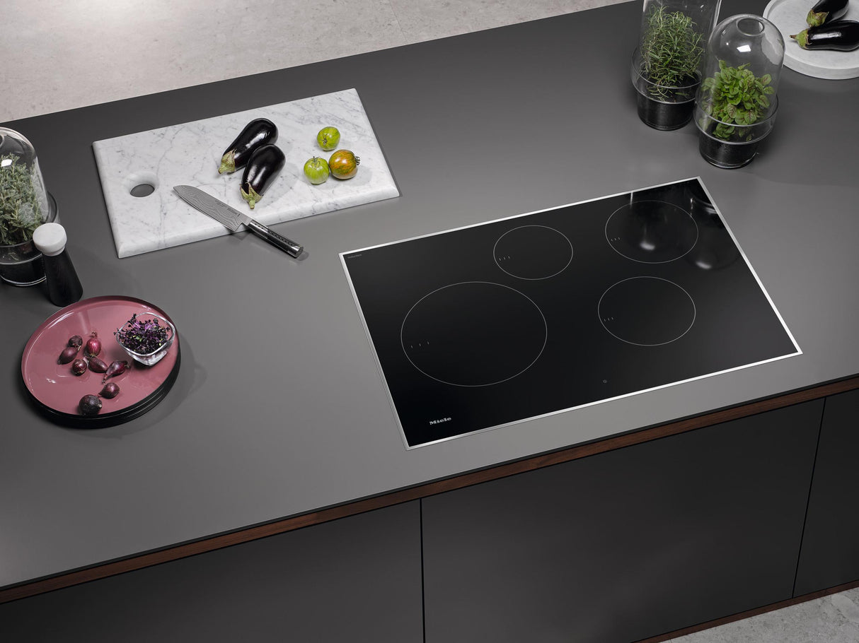 KM 7730 FR - 30-inch induction cooktop, operated with its own controls with 4 round cooking zones