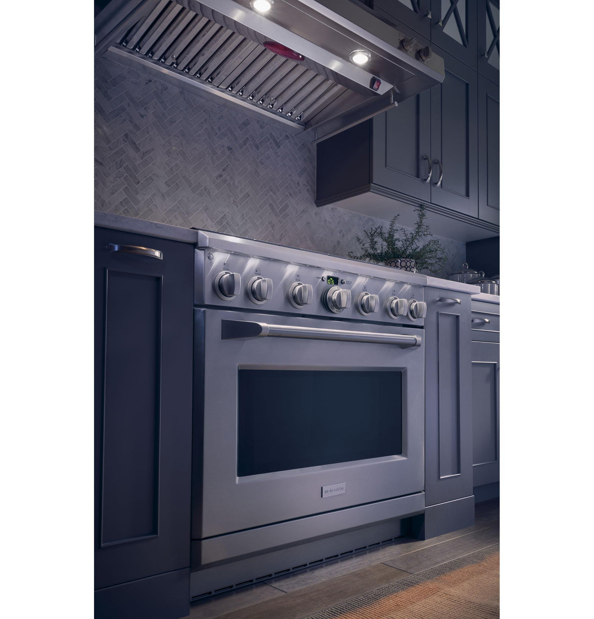 Monogram 36" Dual-Fuel Professional Range with 6 Burners (Natural Gas)
