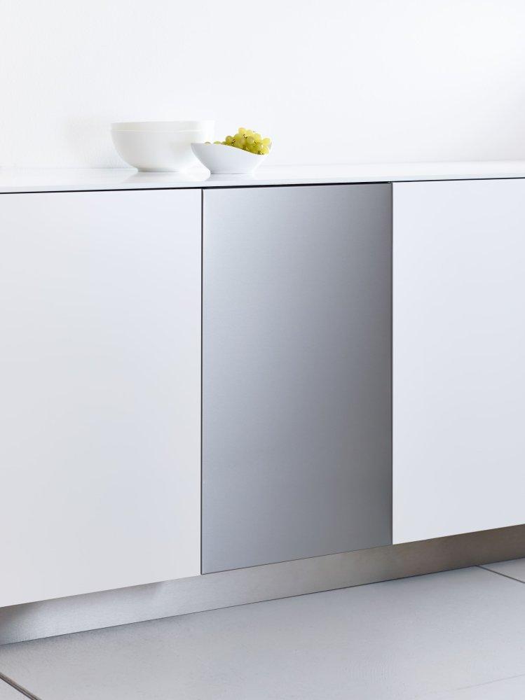 GFVi 453/72-1 - Int. front panel: W x H, 18 x 28 in Clean Touch Steel™ w/o handle & bore holes for fully integrated dishwashers