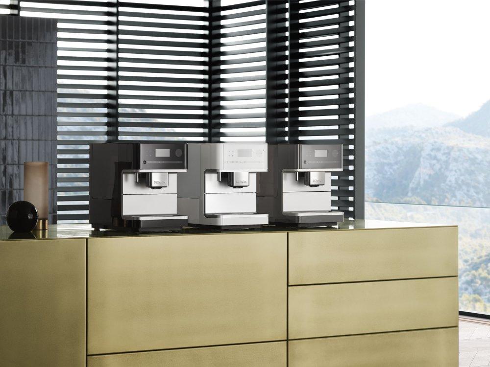 CM 6350 - Countertop coffee machine with OneTouch for Two feature and integrated cup warmer for perfect coffee.
