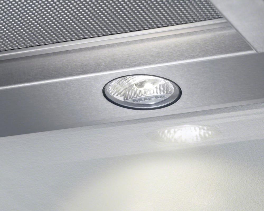 DA 3690 Built-in ventilation hood with motorized pull-out canopy for maximum convenience.