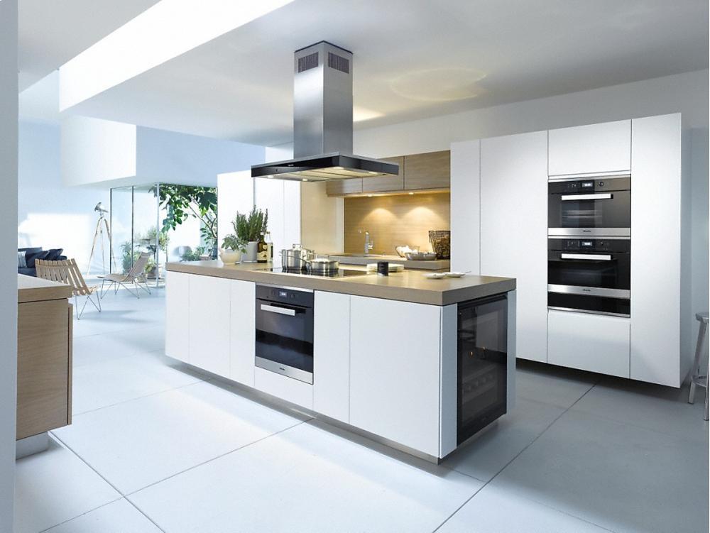 DA 6690 D Puristic Edition 6000 AM Island d(eback)cor hood with energy-efficient LED lighting and touch controls for simple operation.