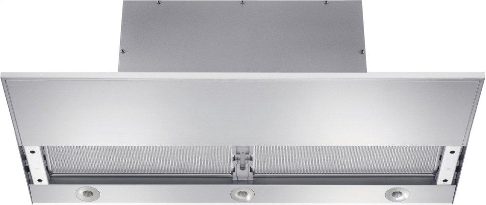 DA 3698 - Built-in ventilation hood with motorized pull-out canopy for maximum convenience.