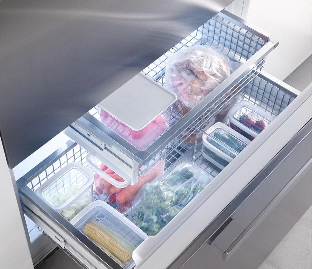 F 1913 Vi MasterCool freezer More space and maximum convenience with IceMaker and telescopic drawers