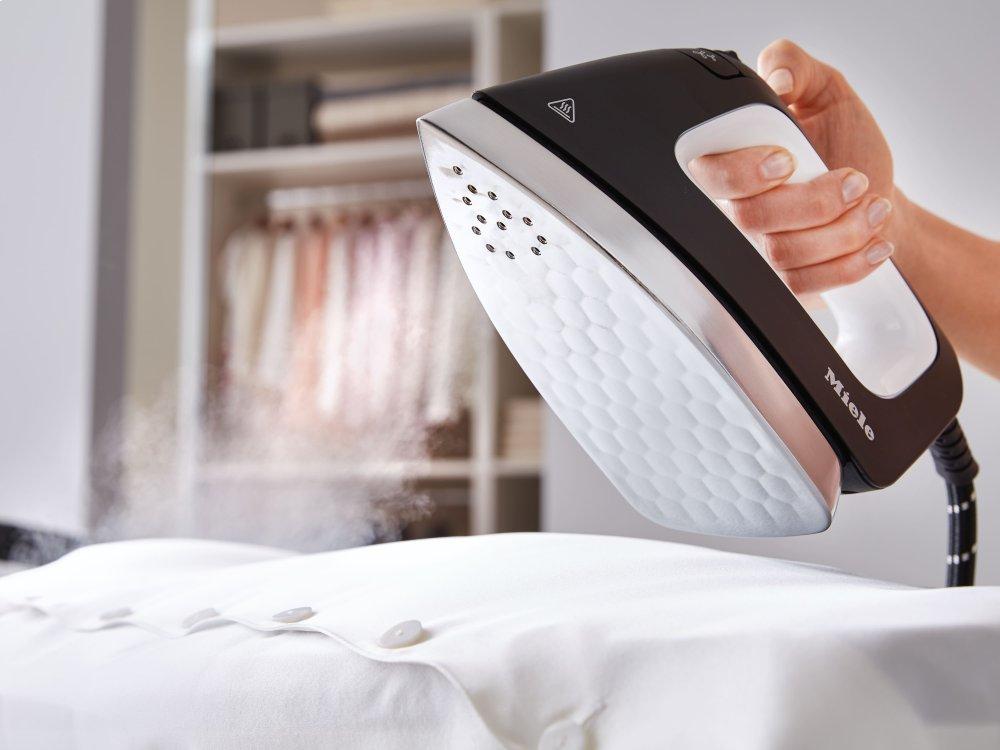 B 3847 FashionMaster - Steam ironing system with display and steamer for perfect ironing results and convenience.