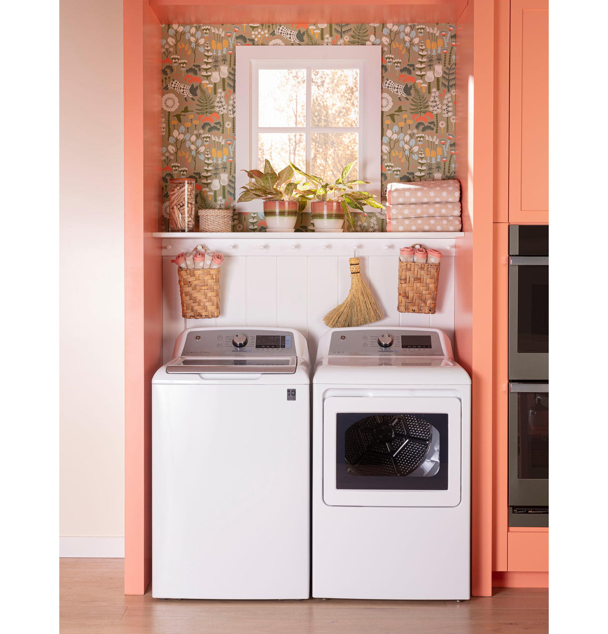 GE® ENERGY STAR® 7.4 cu. ft. Capacity Smart aluminized alloy drum Gas Dryer with Sanitize Cycle and Sensor Dry