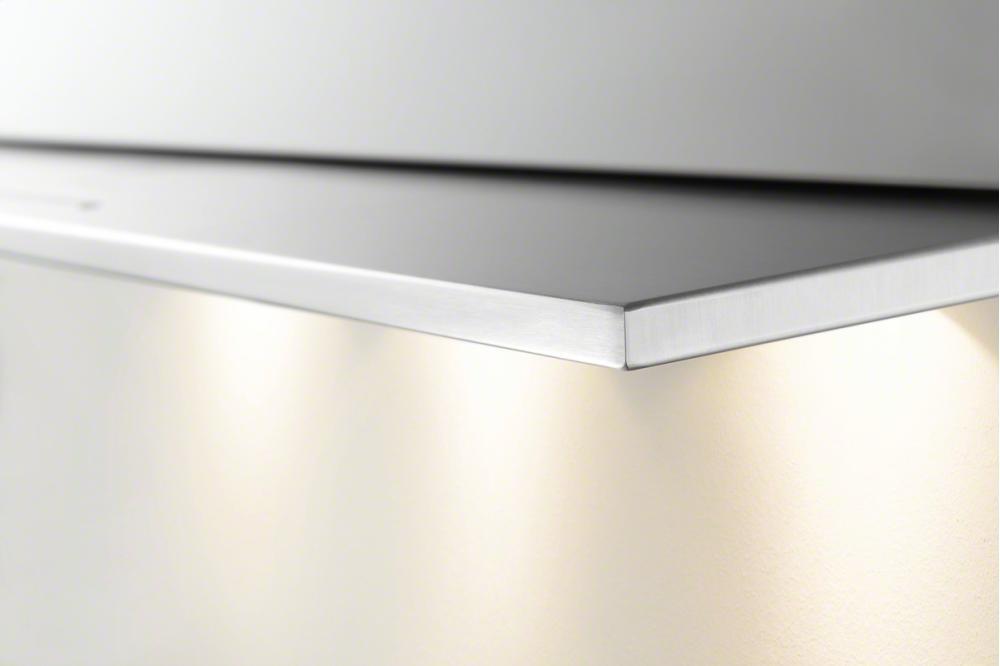 DA 3690 Built-in ventilation hood with motorized pull-out canopy for maximum convenience.