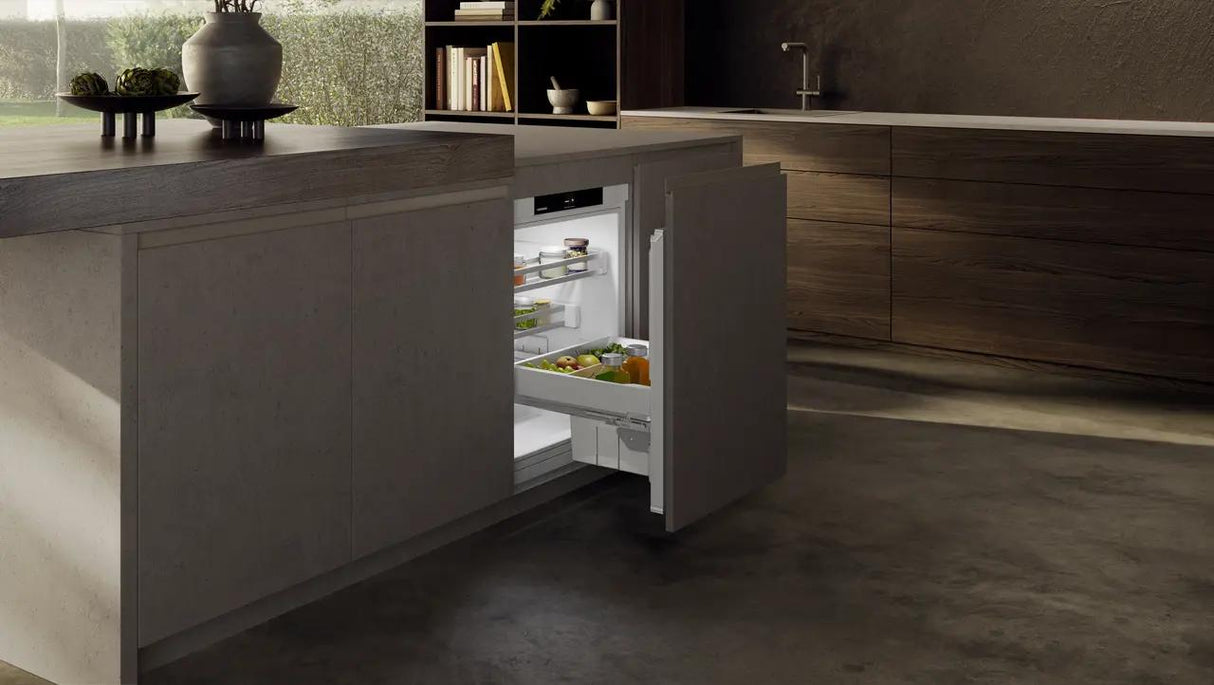 Refrigerator suitable for undercounter installation