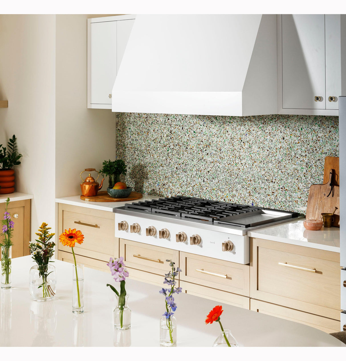 Café™ 48" Commercial-Style Gas Rangetop with 6 Burners and Integrated Griddle (Natural Gas)