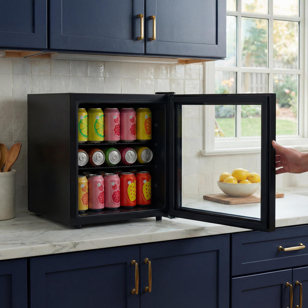 Avanti Beverage Center, 60 Can Capacity, in Black (AVBC17F2PG)