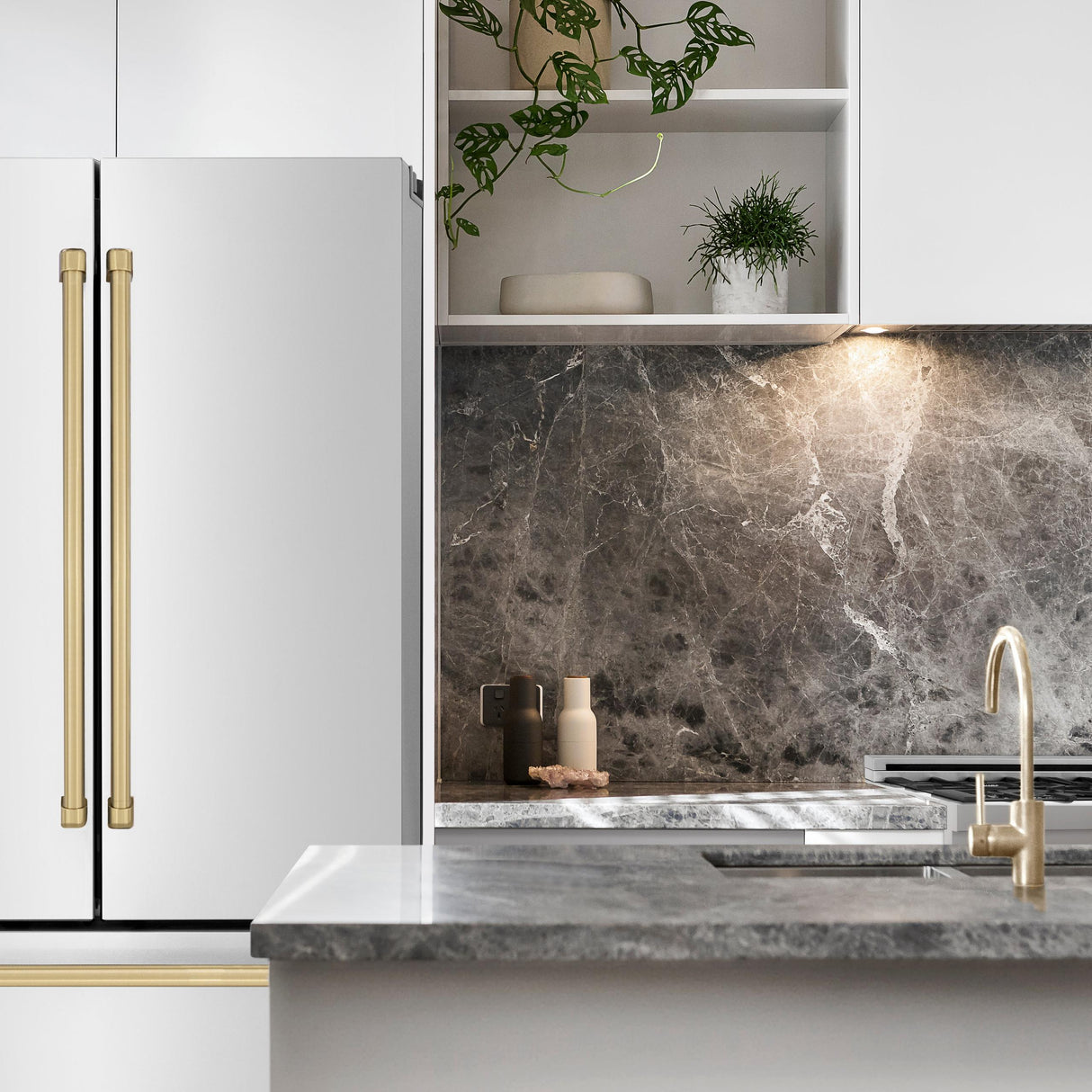 ZLINE 36" Autograph Edition 22.5 cu. ft Freestanding French Door Refrigerator with Ice Maker in Fingerprint Resistant Stainless Steel with Accents (RFMZ-36) [Color: Gold Accents]