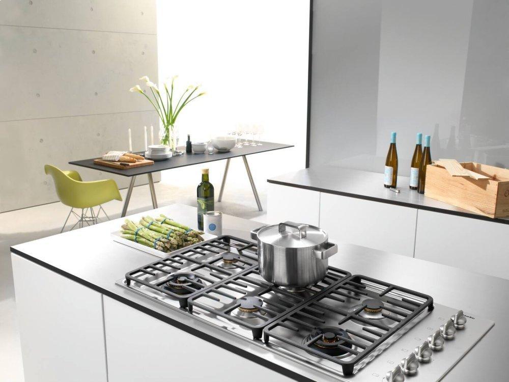KM 3485 LP - 42-inch gas cooktop with 2 dual wok burners for particularly versatile cooking convenience.