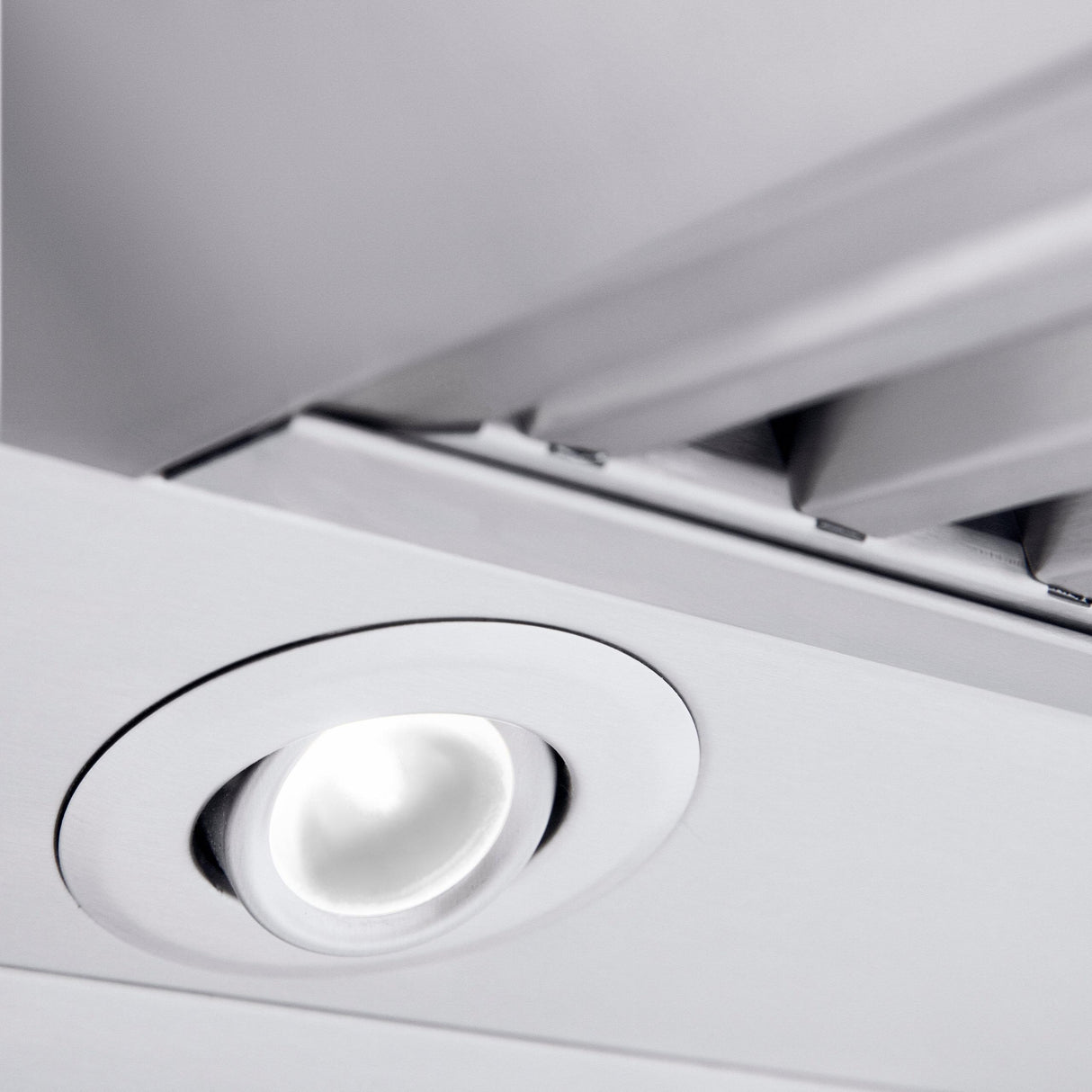 ZLINE Professional Convertible Vent Wall Mount Range Hood in Stainless Steel with Crown Molding (587CRN)