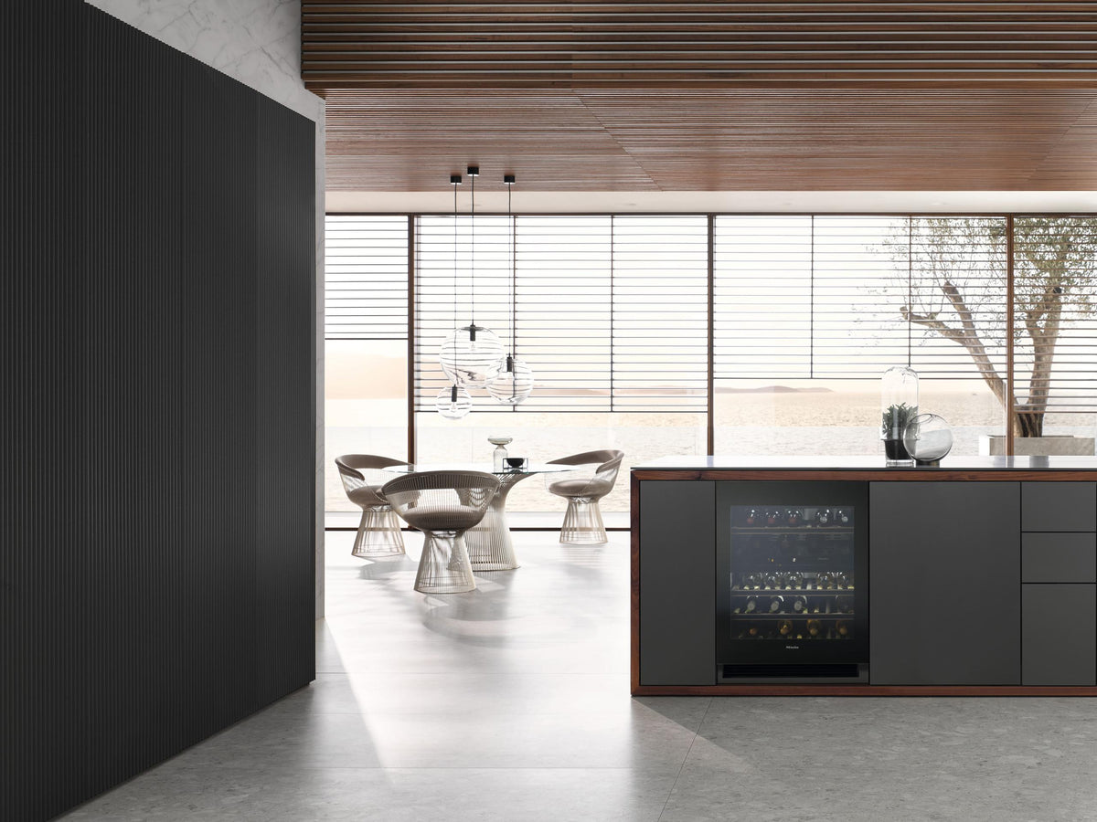 KWT 6322 UG Obsidian Black glass - Built-under wine storage unit with FlexiFrame and Push2open for greater versatility and top-quality design.