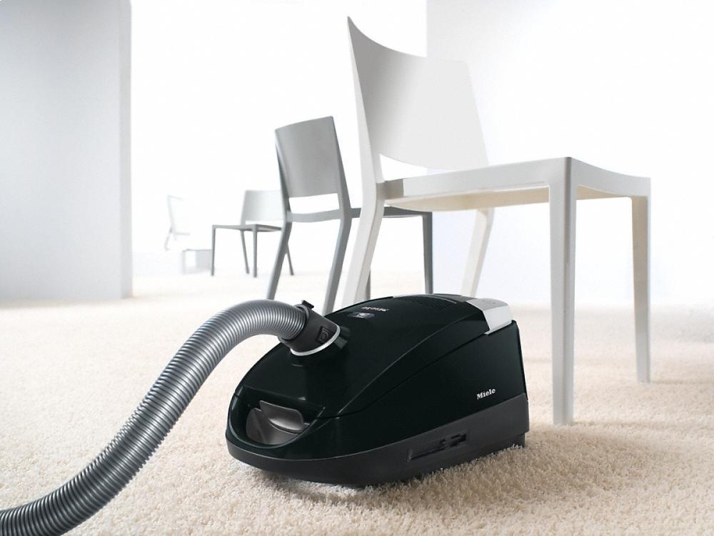 Compact C2 Onyx PowerLine - SDAE0 Canister vacuum cleaners with protective parquet floorhead for first-class care of delicate hard floors.