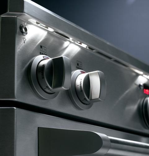 GE Monogram® 30" Dual-Fuel Professional Range with 4 Burners (Liquid Propane)