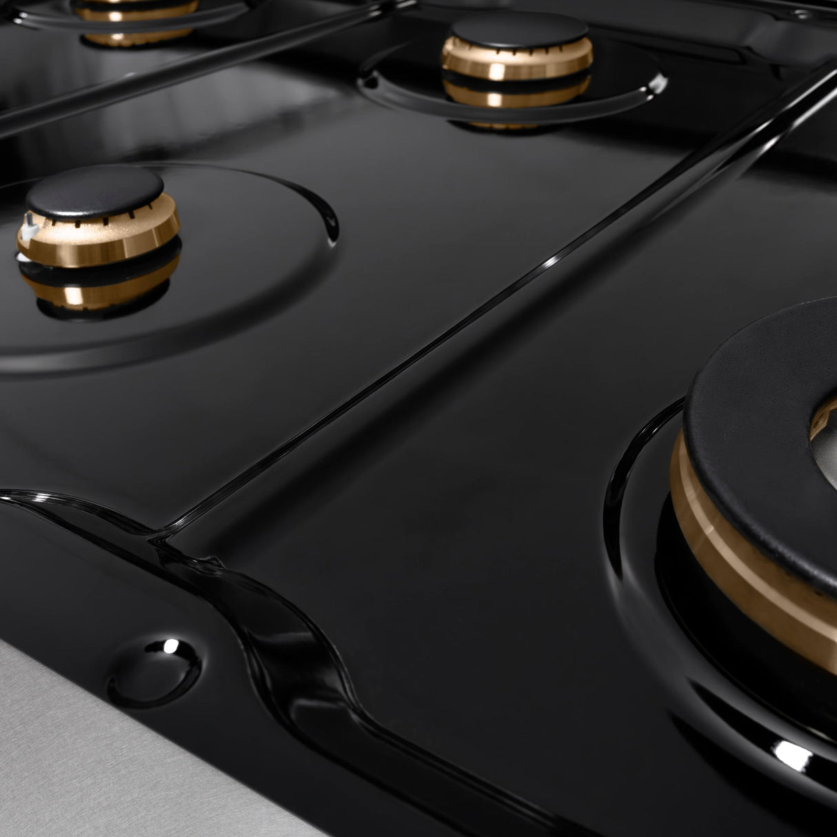 ZLINE 48 in. Autograph Edition Paramount Gas Rangetop with 8 Burners and Porcelain Cooktop in DuraSnow' Stainless Steel with Polished Gold Accents (SRTSZ-48-G)