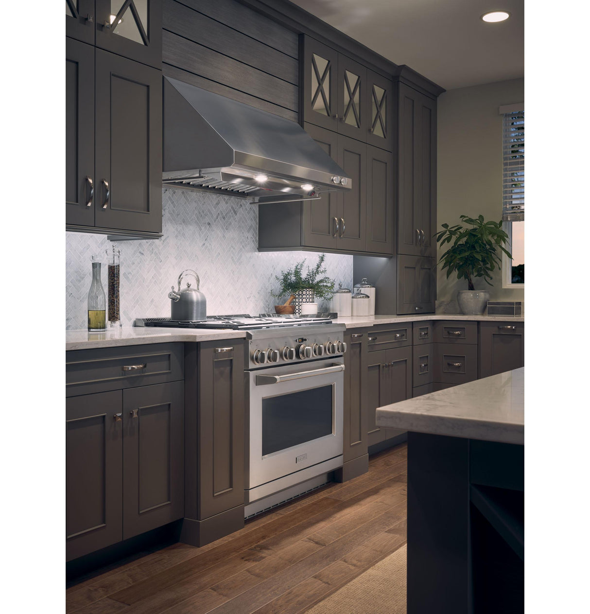 Monogram 36" Dual-Fuel Professional Range with 6 Burners (Natural Gas)