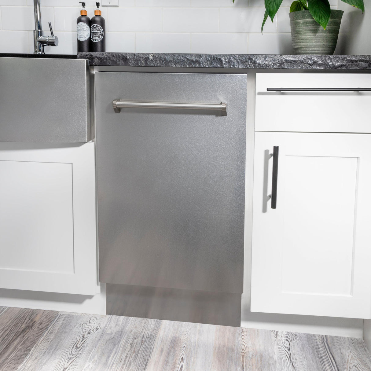 ZLINE 18" Tallac Series 3rd Rack Top Control Dishwasher with Traditional Handle, 51dBa [Color: DuraSnow Stainless Steel]