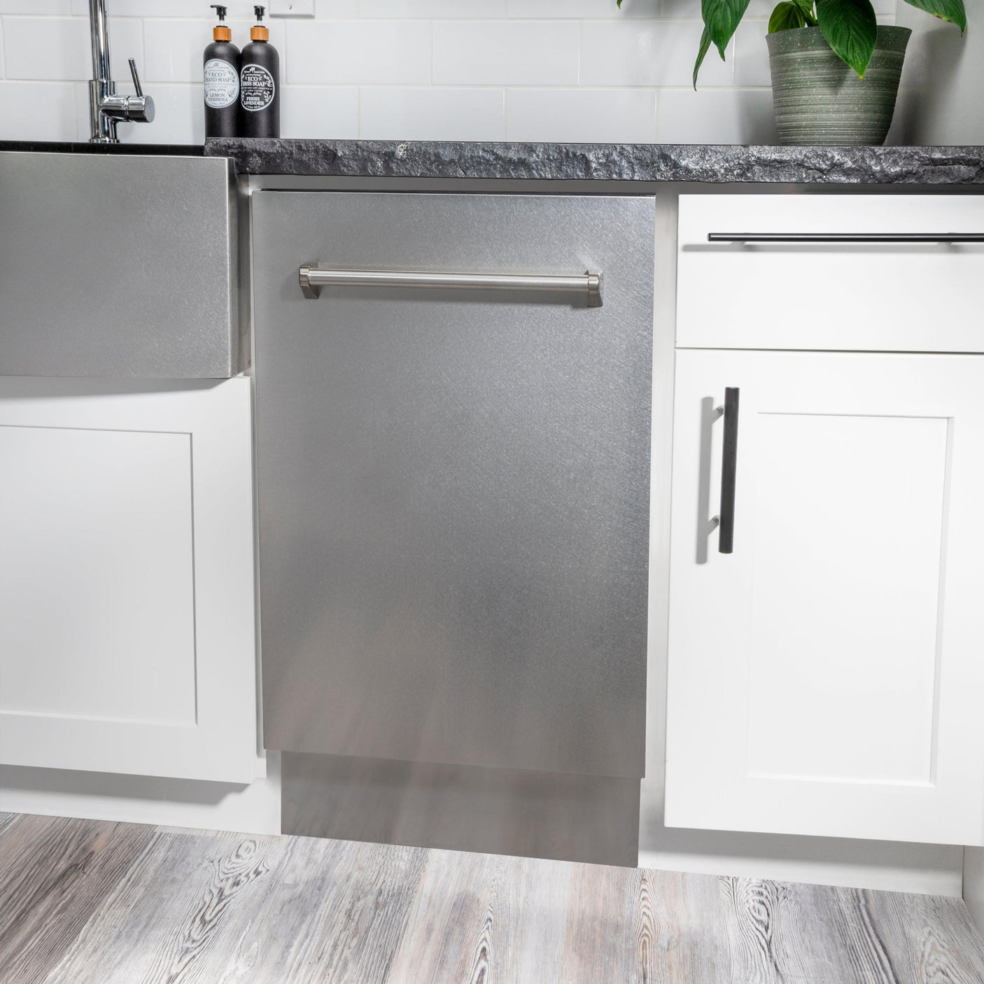 ZLINE 18" Tallac Series 3rd Rack Top Control Dishwasher with Traditional Handle, 51dBa [Color: DuraSnow Stainless Steel]