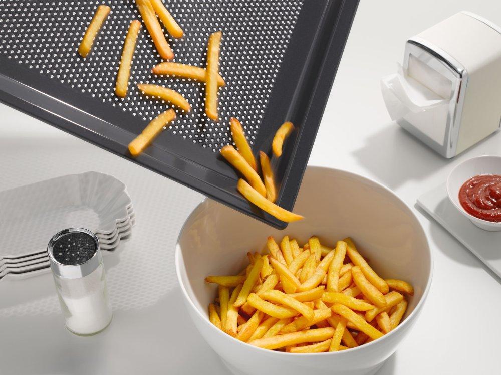 Gourmet baking and AirFry tray, perforated - for everything that is crunchy and crisp.