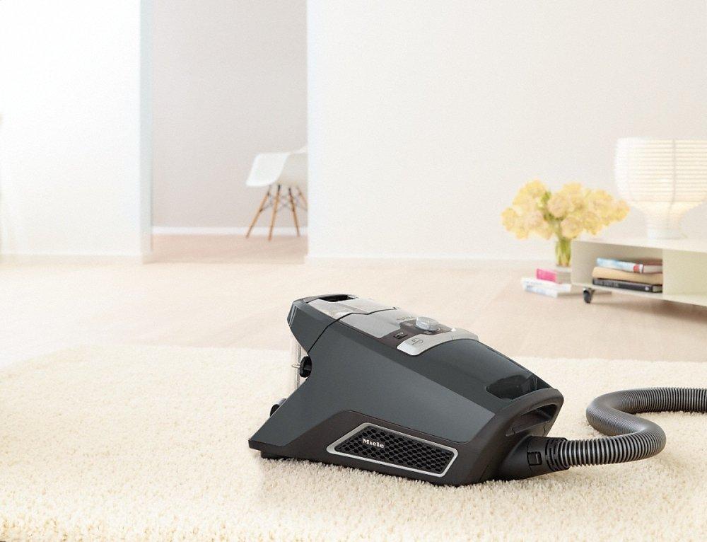 Blizzard CX1 PureSuction PowerLine - SKRE0 Bagless canister vacuum cleaners With high suction power and telescopic tube for thorough, convenient vacuuming.