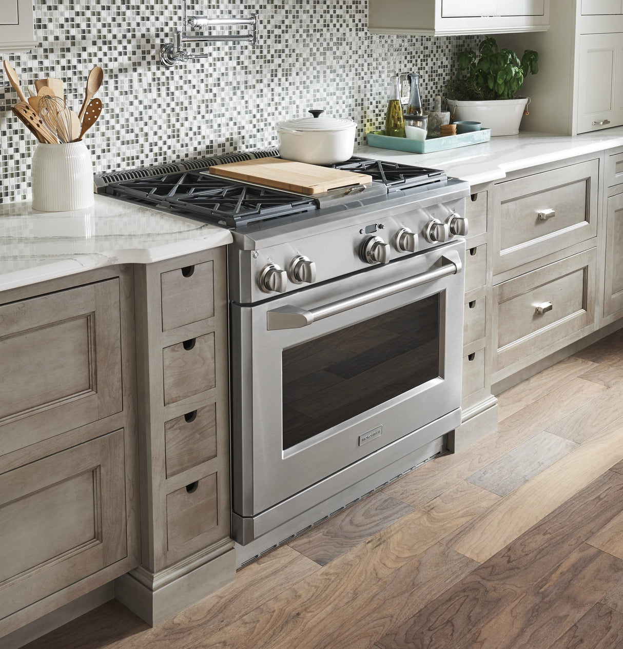 Monogram 36" Dual-Fuel Professional Range with 4 Burners and Griddle (Natural Gas)