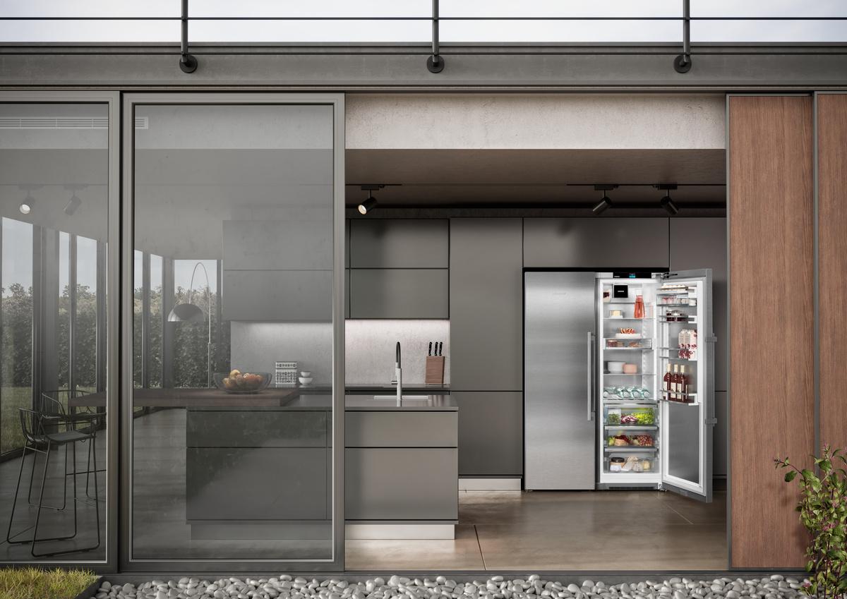 Freestanding refrigerator with BioFresh Professional