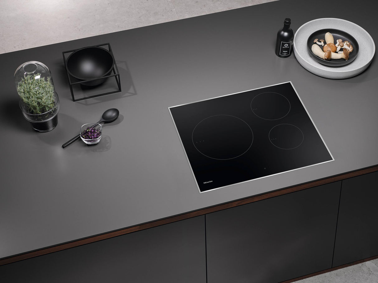 KM 7720 FR - 24-inch induction cooktop, operated with its own controls with 3 round cooking zones