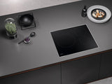 KM 7720 FR - 24-inch induction cooktop, operated with its own controls with 3 round cooking zones