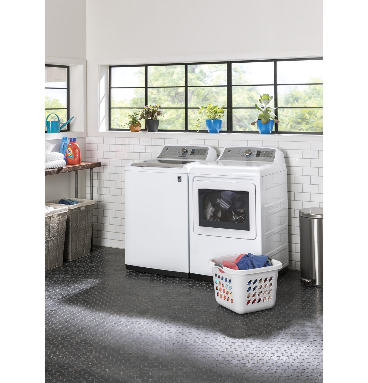 GE® 7.4 cu. ft. Capacity Smart aluminized alloy drum Gas Dryer with HE Sensor Dry