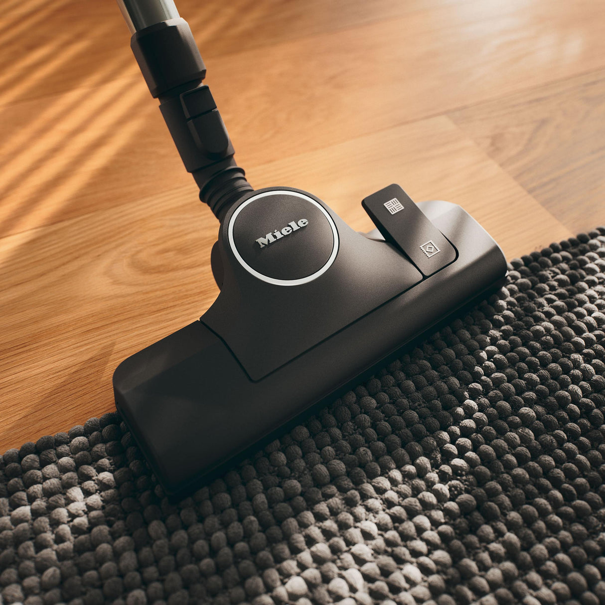 Boost CX1 Parquet Lotus white - Bagless canister vacuum cleaners for superior care of sensitive floors, in a compact design.