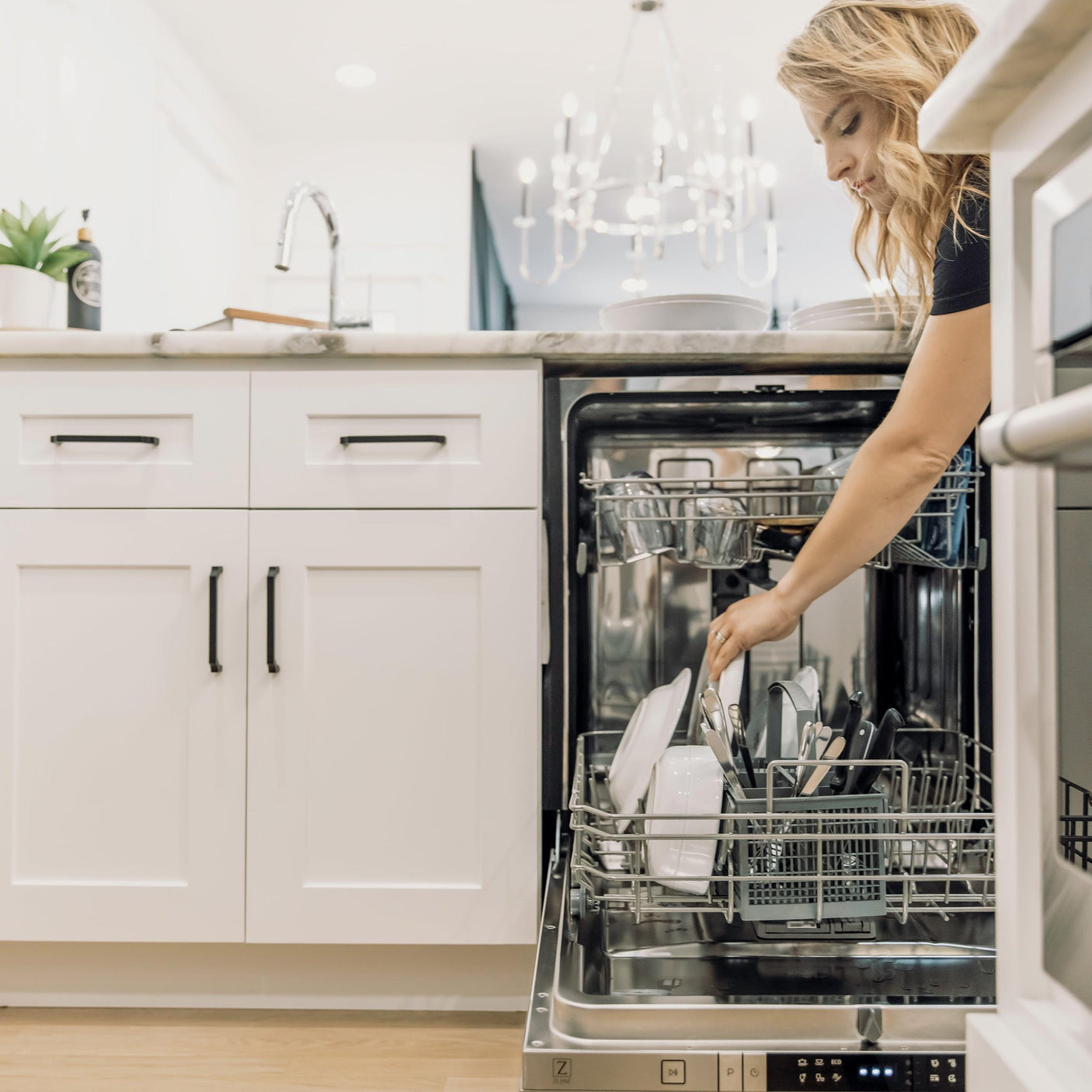 ZLINE 24 in. Top Control Dishwasher with Stainless Steel Tub and Modern Style Handle, 52dBa (DW-24) [Color: DuraSnow]