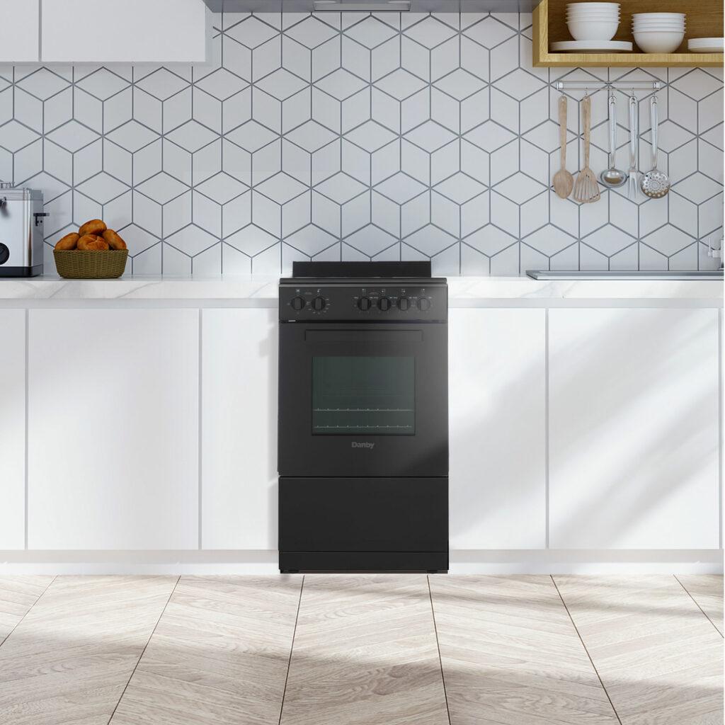 Danby 20" Wide Electric Range in Black ()