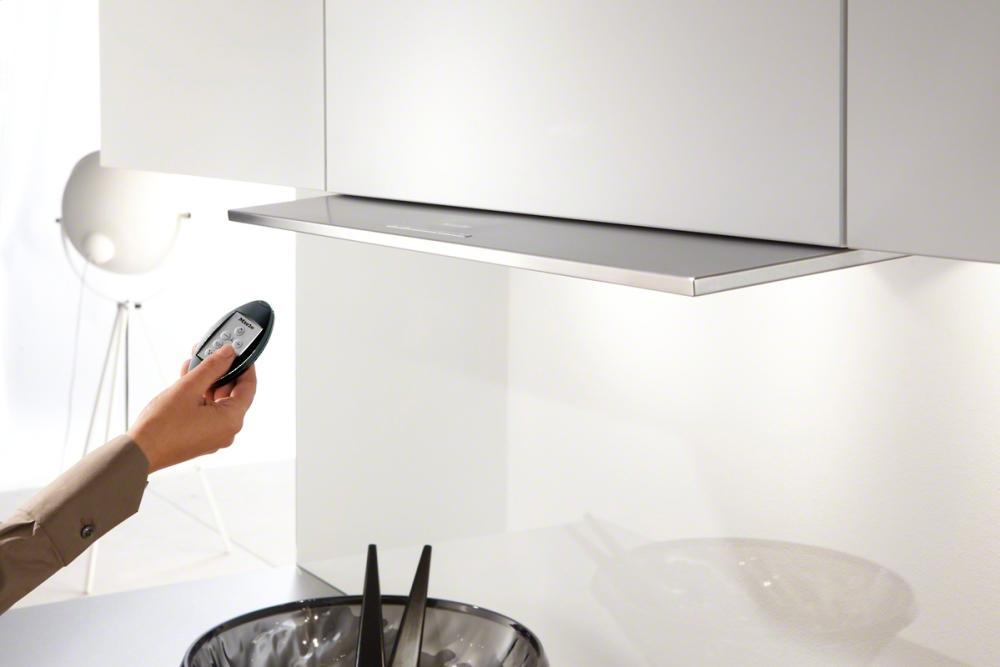 DA 3690 Built-in ventilation hood with motorized pull-out canopy for maximum convenience.