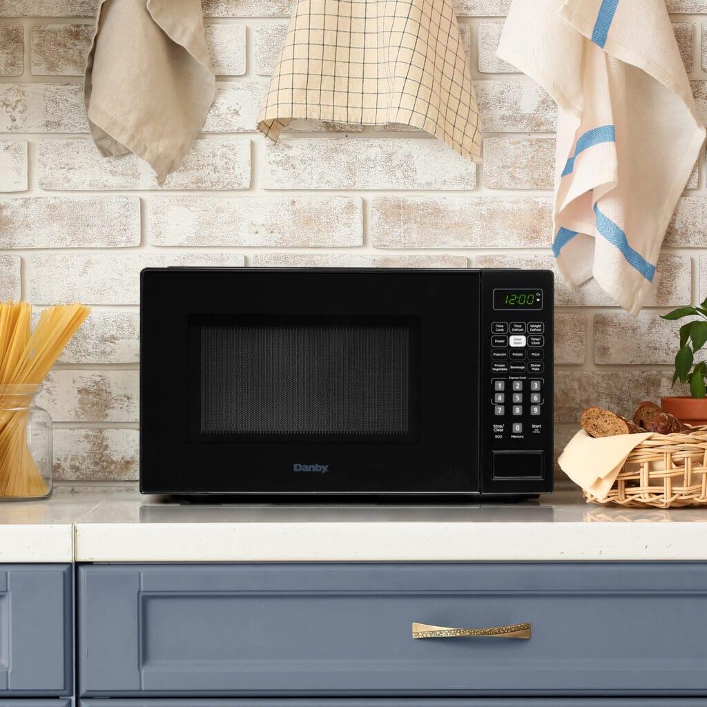 Danby 0.7 cu. ft. Countertop Microwave in Black