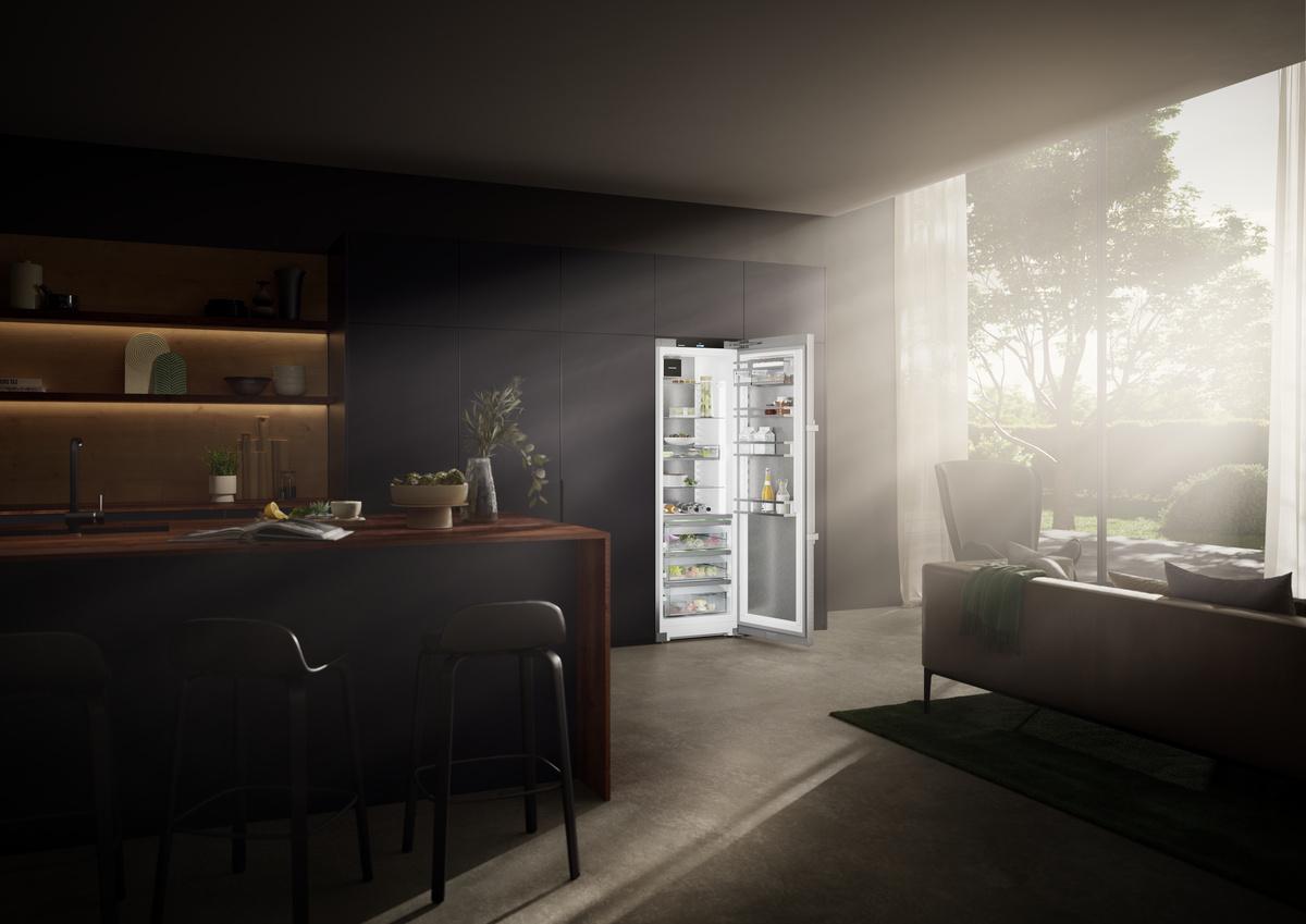Freestanding refrigerator with BioFresh Professional