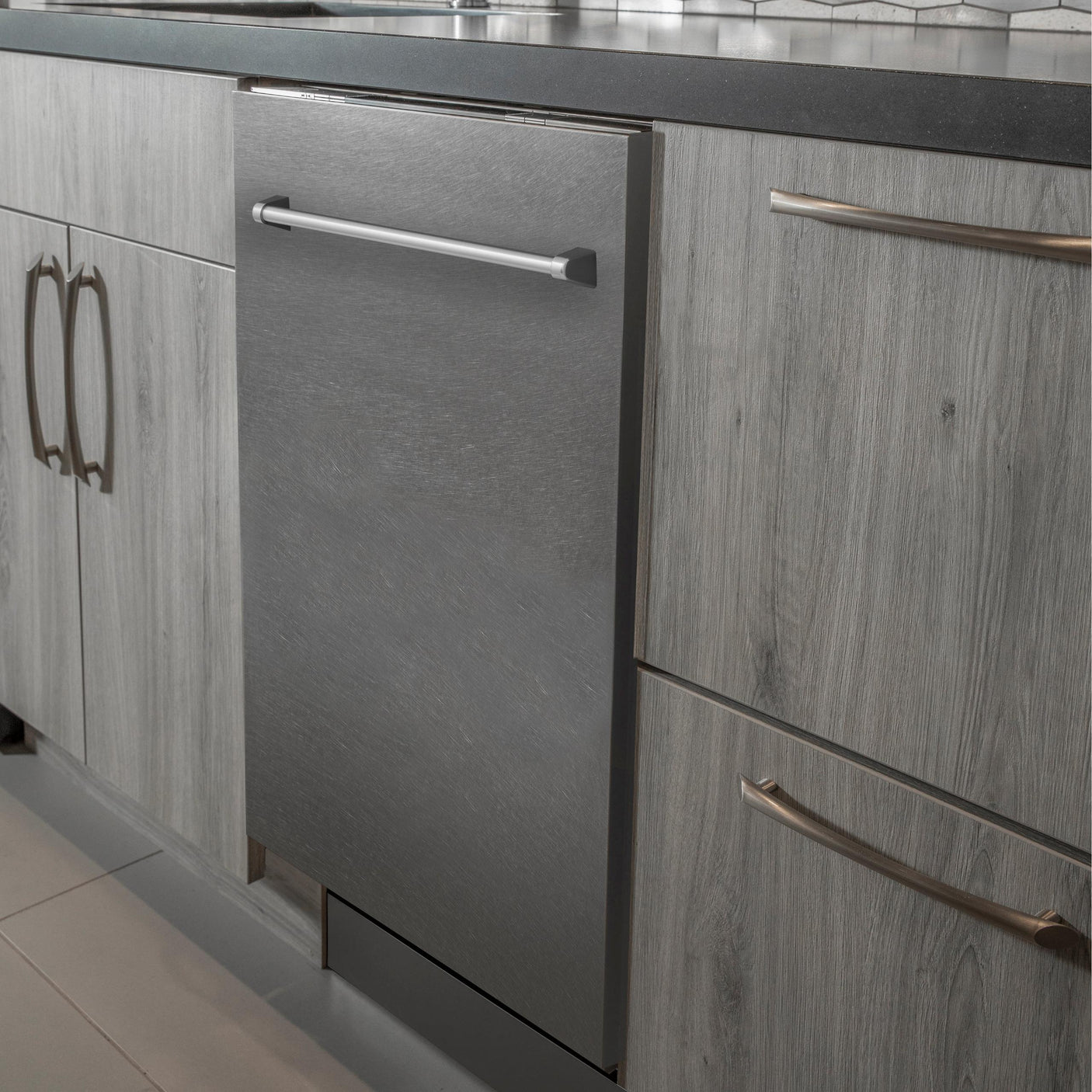 ZLINE 24 in. Top Control Dishwasher with Stainless Steel Tub and Traditional Style Handle, 52dBa (DW-24) [Color: DuraSnow Stainless Steel]