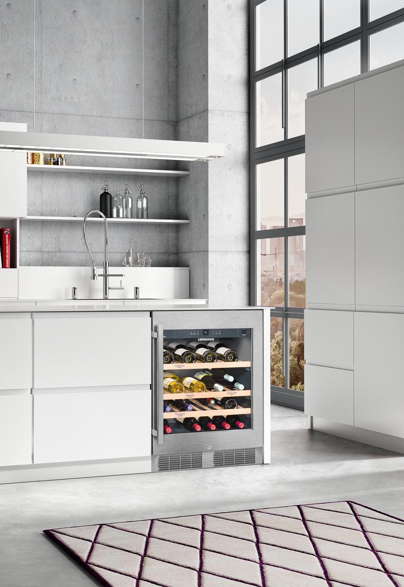 Undercounter Wine Cabinet, 24", Lock, 1 Zone, Reversible Door