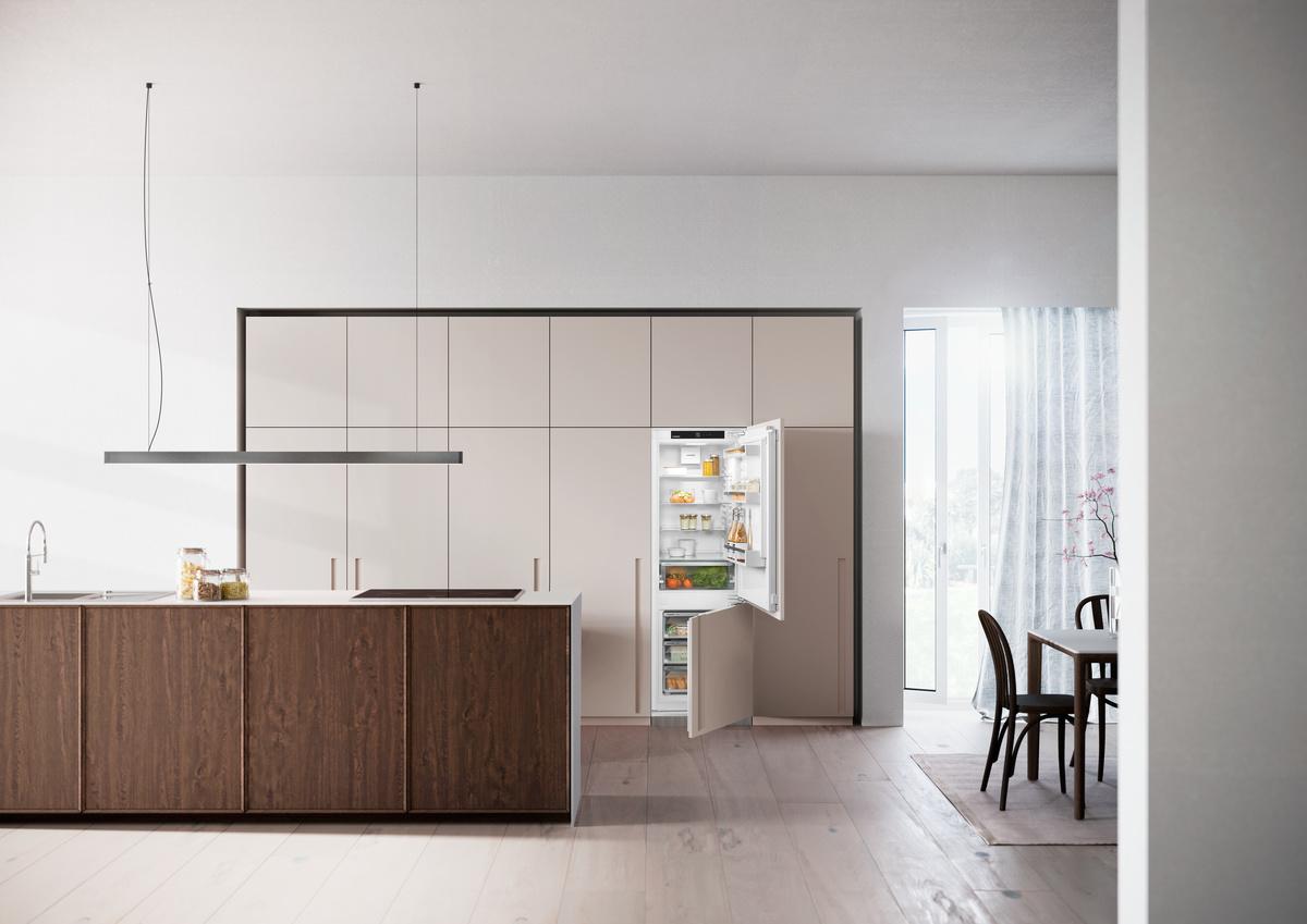 Integrated fridge-freezer with EasyFresh and NoFrost
