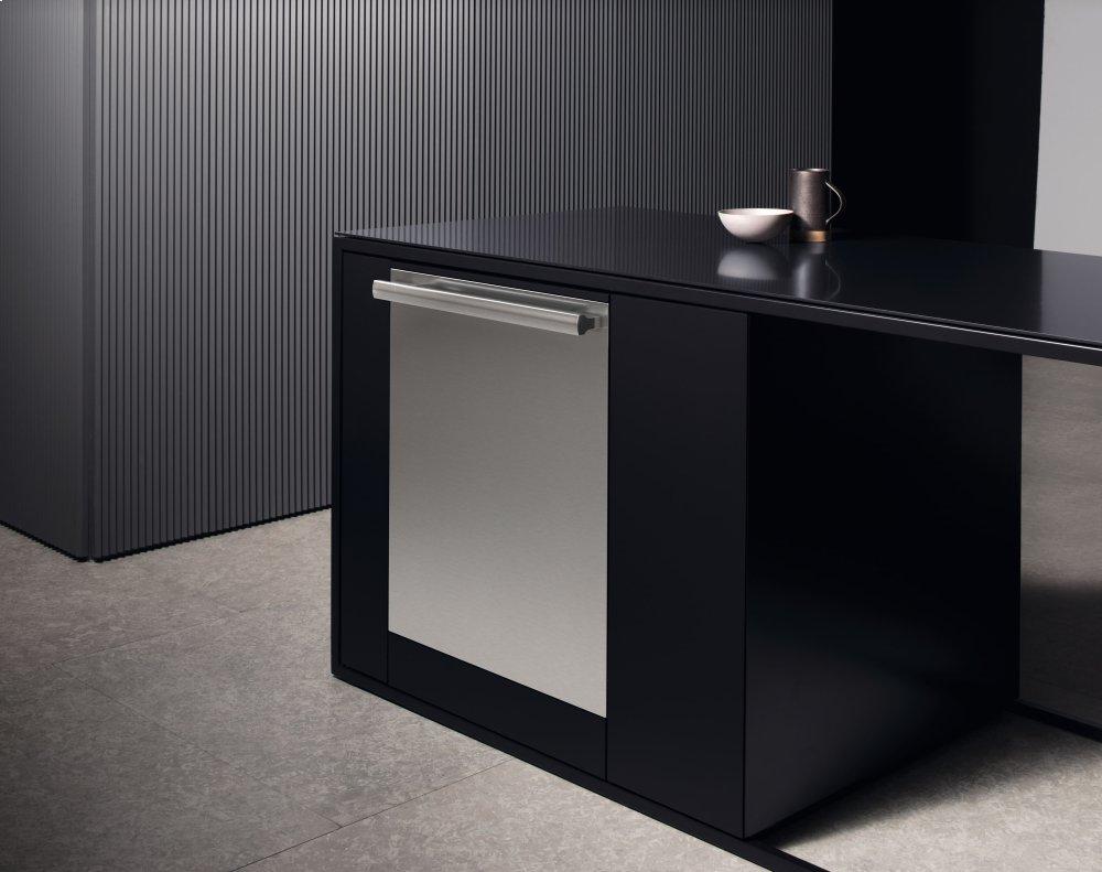 GFVi 707/77 - Int. front panel: W x H, 24 x 30 in in Clean Touch Steel™ finish with handle for fully integrated dishwashers.