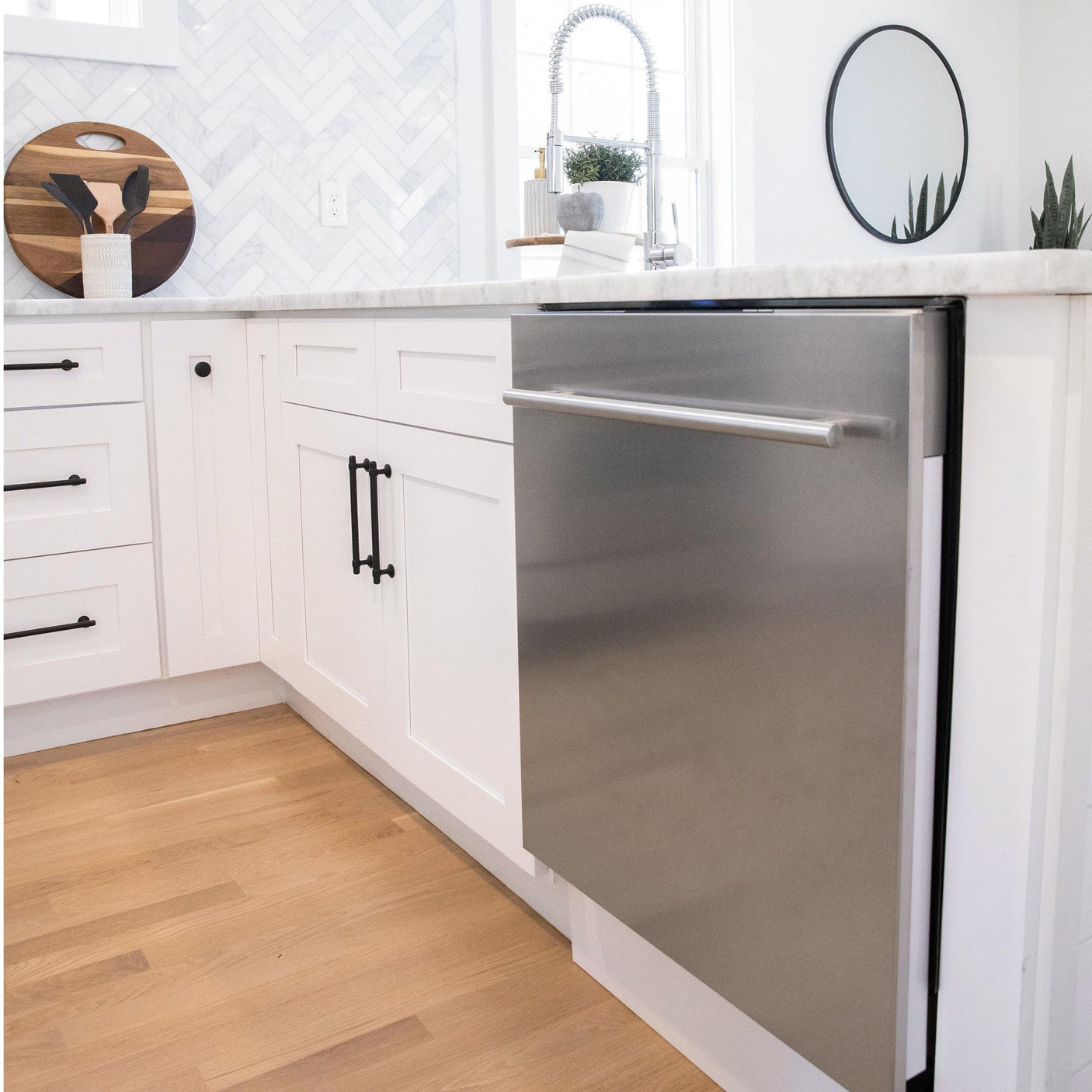 ZLINE 24 in. Top Control Dishwasher with Stainless Steel Tub and Modern Style Handle, 52dBa (DW-24) [Color: DuraSnow]