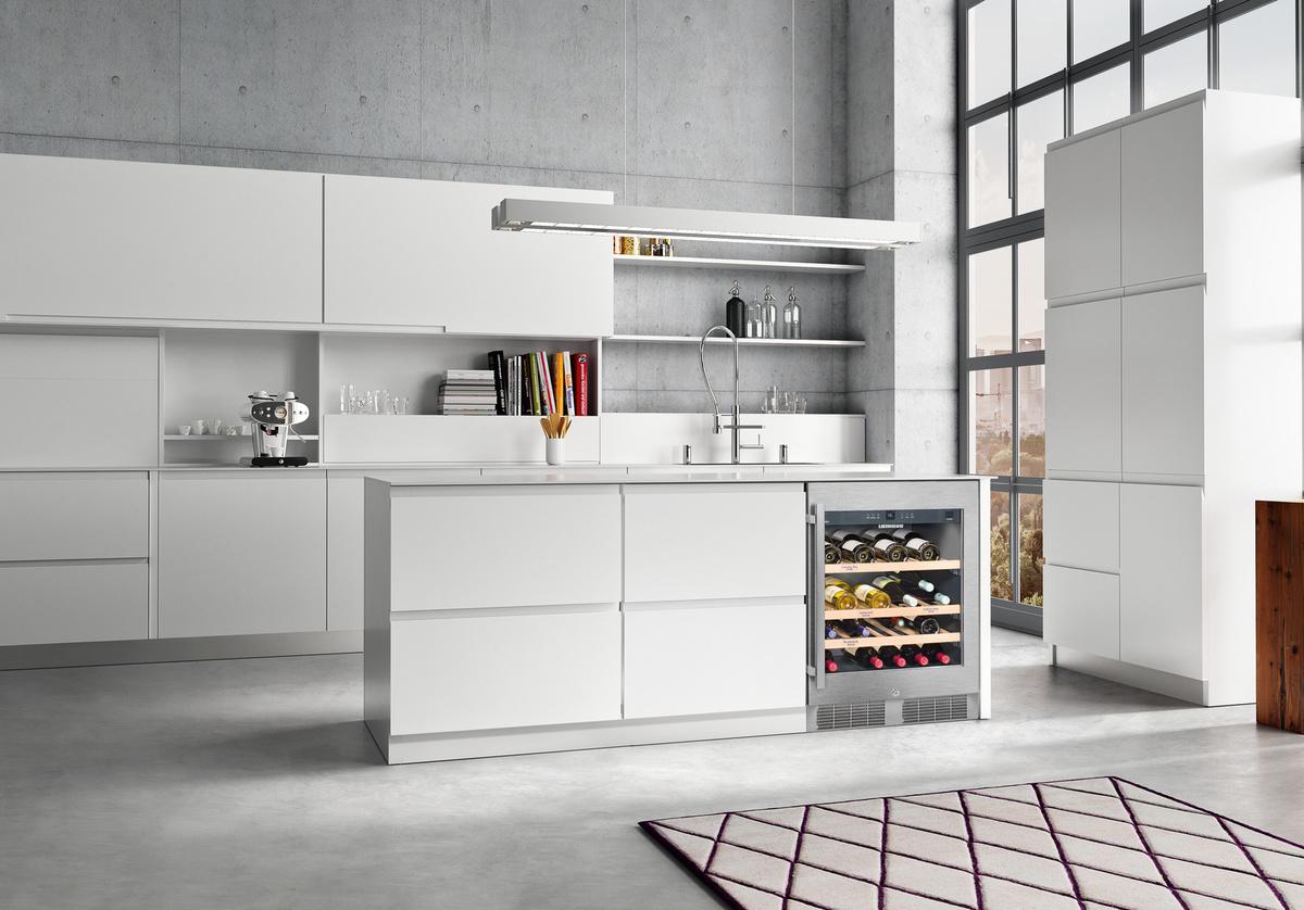 Undercounter Wine Cabinet, 24", Lock, 1 Zone, Reversible Door