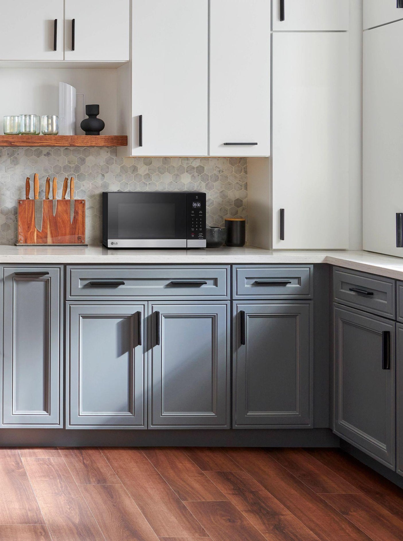 0.9 cu. ft. NeoChef™ Countertop Microwave with Smart Inverter