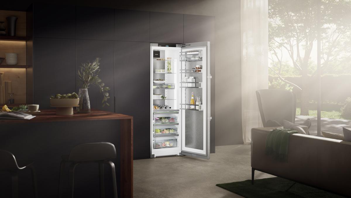 Freestanding refrigerator with BioFresh Professional