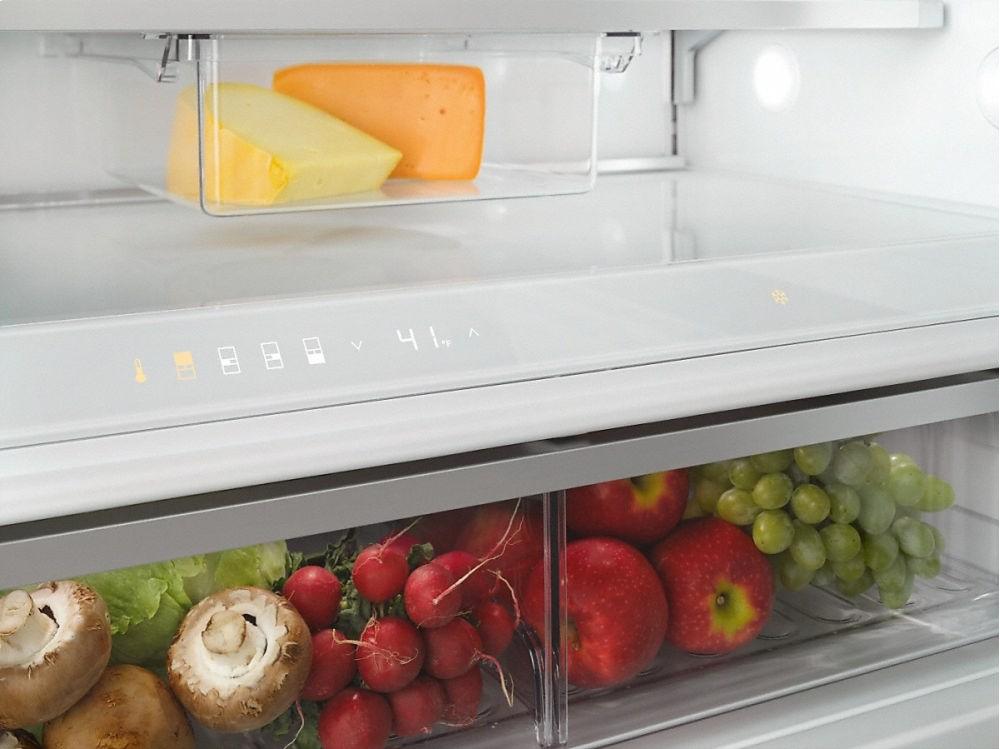 F 1913 Vi MasterCool freezer More space and maximum convenience with IceMaker and telescopic drawers
