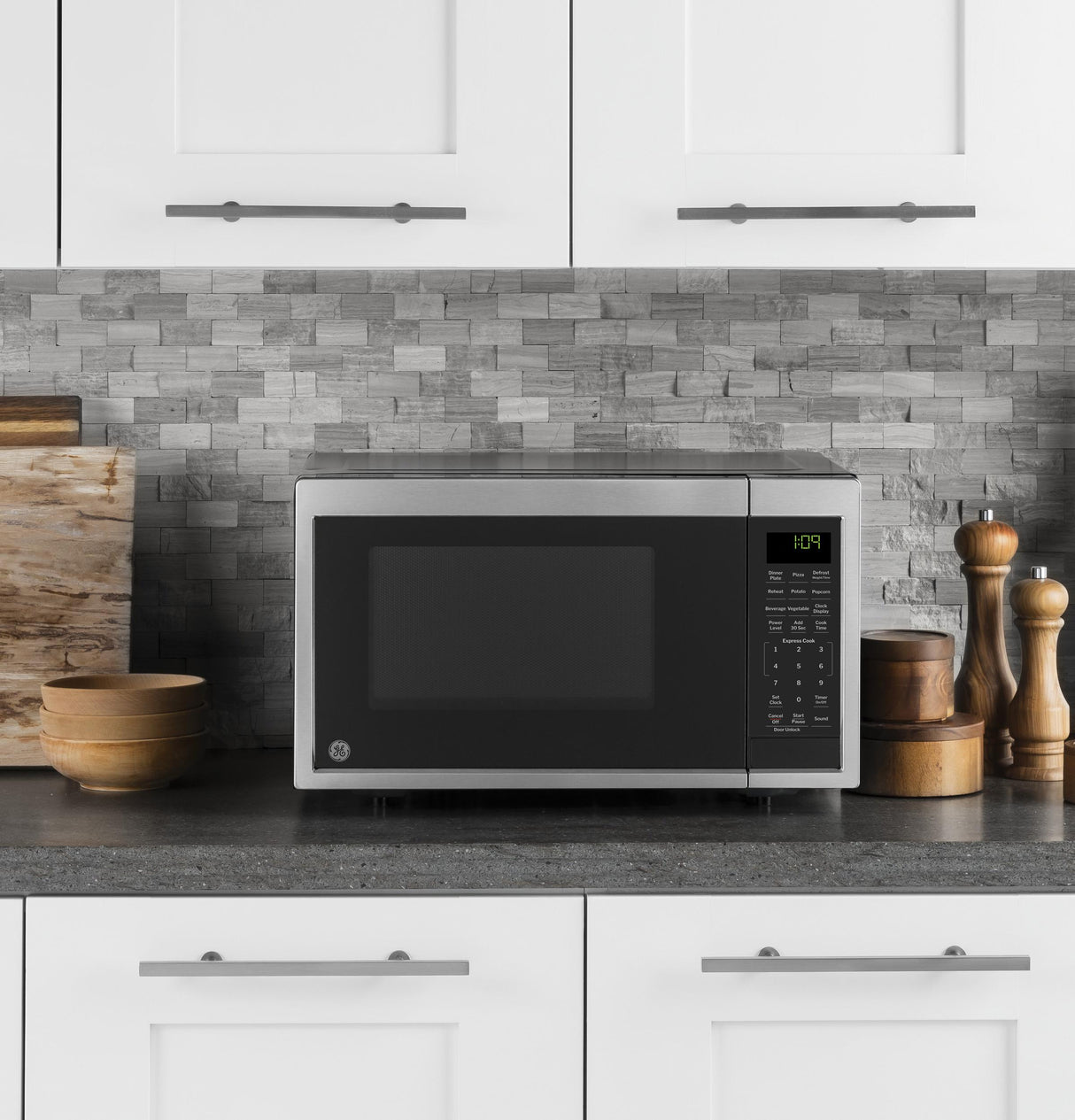 GE® 0.9 Cu. Ft. Capacity Countertop Microwave Oven