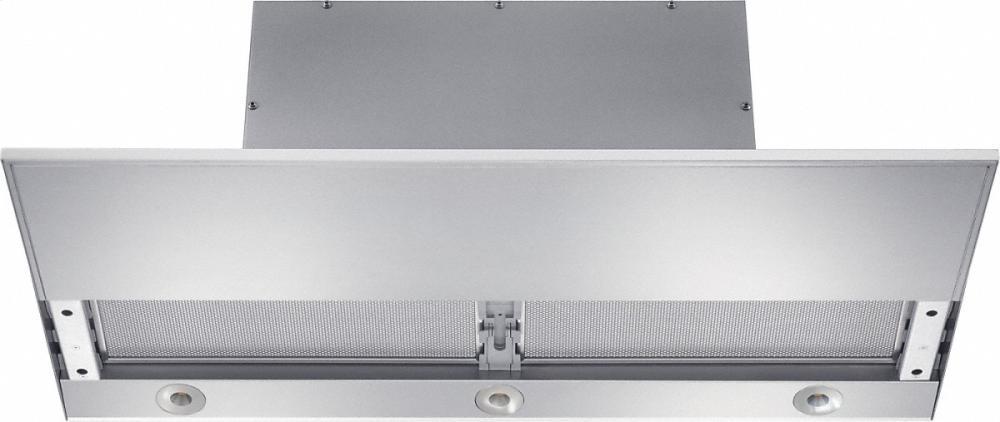 DA 3690 Built-in ventilation hood with motorized pull-out canopy for maximum convenience.