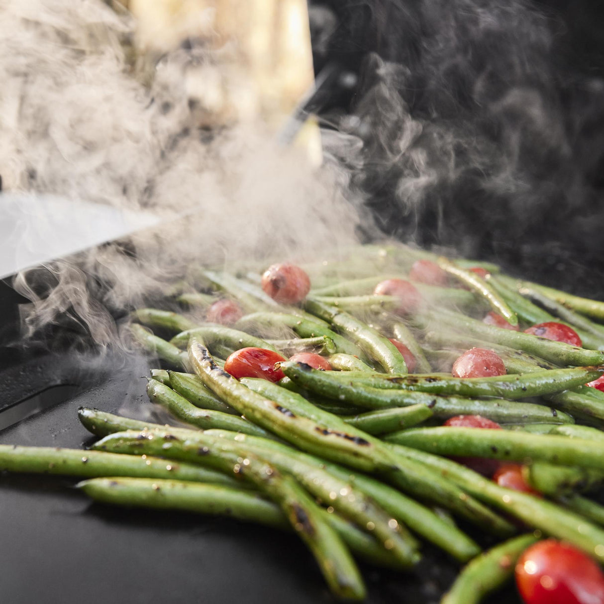 Slate® 30" Rust-Resistant Griddle with Extendable Side Table (Natural Gas) - Black