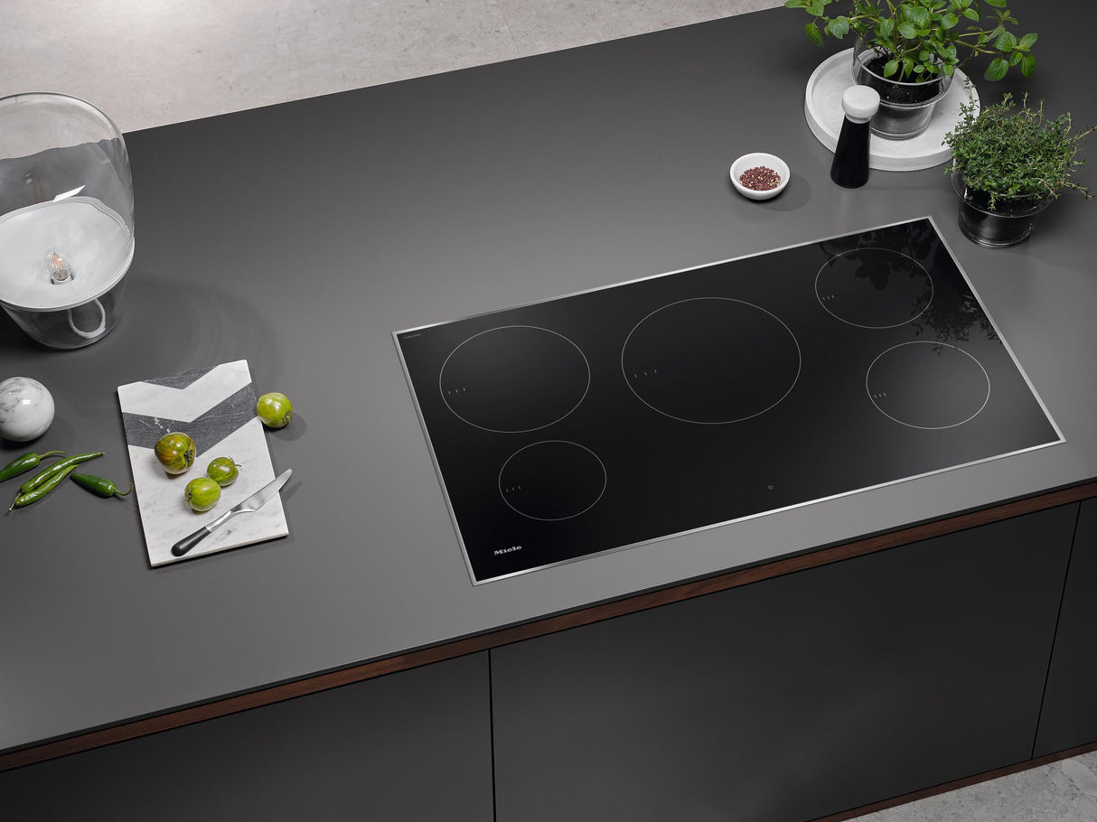 KM 7740 FR - 36-inch induction cooktop, operated with its own controls with 5 round cooking zones